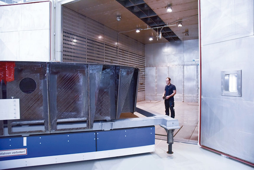Le Centre de recherche ZLP du DLR (agence aérospatiale allemande) utilise l’AGV de Stäubli
pour déplacer des moules massifs dans son atelier d’Augsbourg (Allemagne).