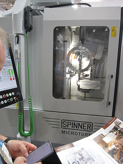 Doté d’outils de rectification intérieure et extérieure, le centre de tournage Microturn de Spinner assure des usinages avec une précision submicronique. Source : Spinner