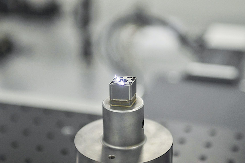 Usinage laser avec la Kern E3 d’un poinçon de presse en carbure de tungstène pour plaquettes d’usinage avec une précision de ± 3 µm. Source : Kern Microtechnik