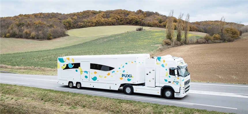 Le camion Puxi est un Lab'mobile équipé de dernières technologies et outils pédagogiques pour présenter les métiers de la plasturgie 
de manière ludique. Source : Polyvia