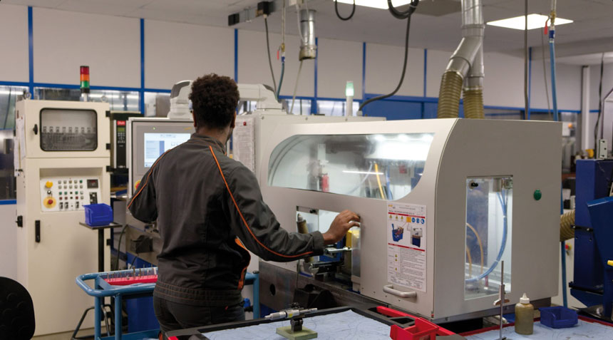 Installée à Franois, au cœur du bassin industriel micro-mécanique et microtechnique de Besançon (Doubs), 
la société UND a développé une expertise technique qu’elle partage avec ses clients. Source : UND