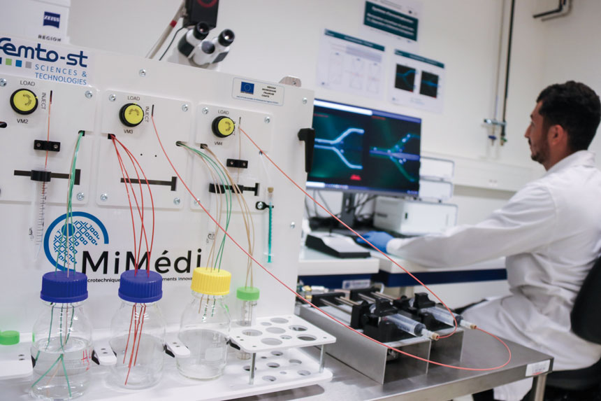 L’Institut FEMTO-ST a développé des méthodes innovantes de tri et de caractérisation de cellules dans le cadre du projet MIMEDI. Ici le tri par acoustophorèse de lymphocytes et de bactéries. Source : FEMTO-ST