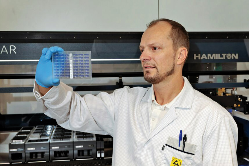 La technologie micro-fluidique associée à une analyse d'image optimale garantit un pipetage précis et exact. Source : Hamilton