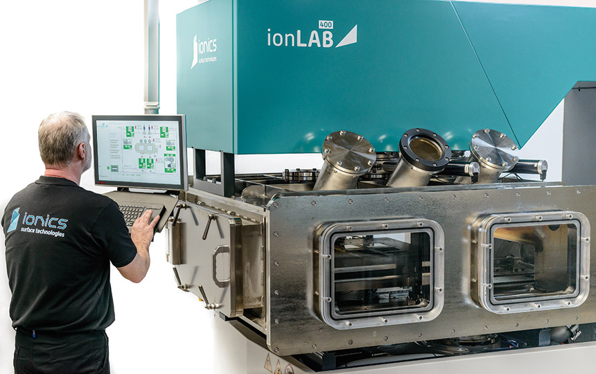 L’équipement ionLAB400 est un système basse pression, équipé des technologies d'implantation ionique et PVD, destiné au traitement des fils, des poudres, des pièces plates et 3D. Source : IONICS
