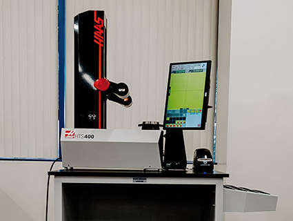 Le banc de préréglage d'outils HTS400 dispose d’un manchon d'outil ISO 40 de haute précision capable de recevoir n'importe quel porte-outil à cône 40 (CT40, BT40, SK40, DIN40, etc.). Source : Haas
