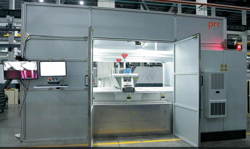 Cette machine automatique de retrait de revêtement de verre utilise une technologie laser pulsée ultra-rapide, un processus à froid qui n'endommage pas le substrat. Source : PRC Laser