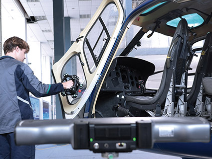 Ce système de numérisation 3D sans fil est doté de puissantes puces embarquées, d’une alimentation par batterie intégrée, d’un scanner 3D et d’un suiveur optique. Source : Scantech Digital