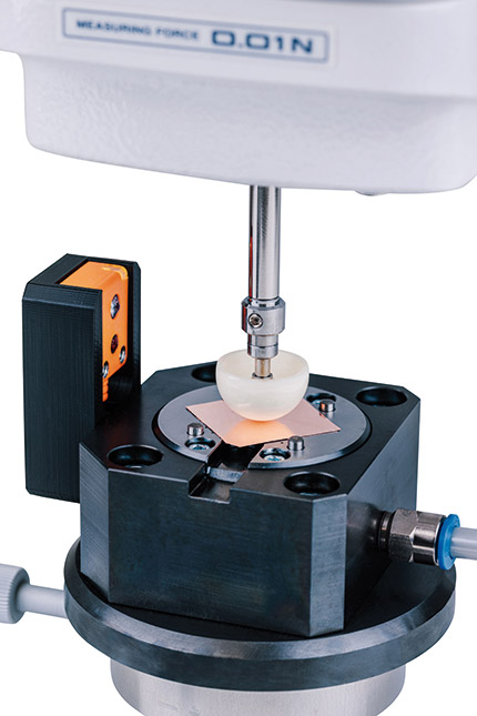 Cet appareil est particulièrement adapté à la mesure des pièces cassantes et fragiles comme les films anodiques et cathodiques de batterie. Source : Mitutoyo