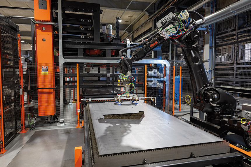 Les nouveaux lasers à fibre installés par Mazak dans son usine européenne sont assistés par des solutions maison : un système d’alimentation de tôle CSTD à double tour et une cellule de fabrication robotisée Smart Manufacturing Cell pour le tri des pièces. Source : Mazak