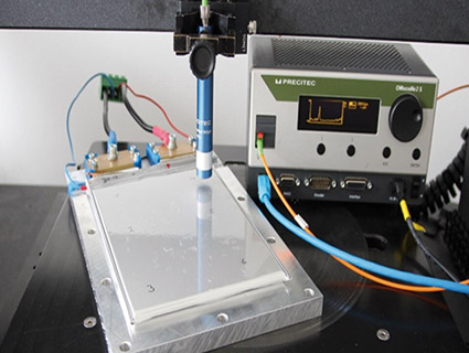 Facilement intégrable dans les systèmes de test de fin de ligne existants, ce système dispose d’apprentissages automatique et profond pour créer des modèles prédictifs. Il assure une analyse précoce et non destructive de la qualité des cellules. Source : Precitec Group