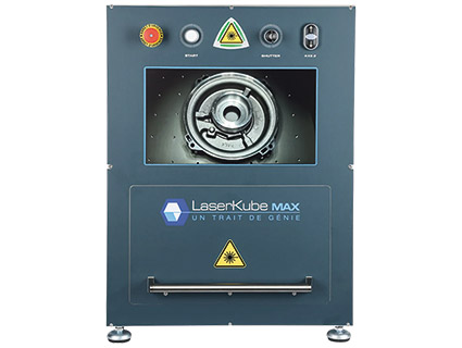 Polyvalente, la machine LaserKube MAX UV est dotée d’une source laser UV et sa surface de marquage permet d’usiner des pièces de 200 x 400 x 150 mm maximum. Source : NWS Laser