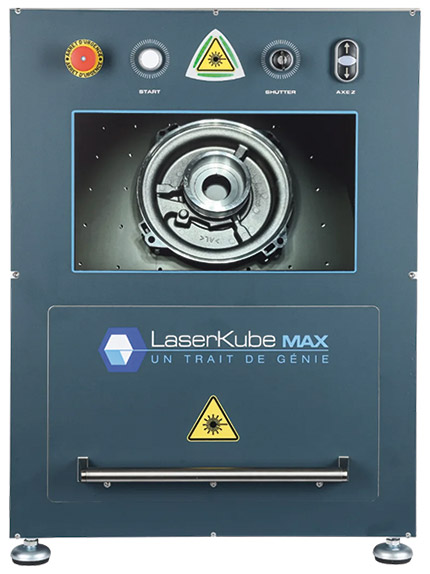 Polyvalente, la machine LaserKube MAX UV est dotée d’une source laser UV et sa surface de marquage permet d’usiner des pièces de 200 x 400 x 150 mm maximum. Source : NWS Laser