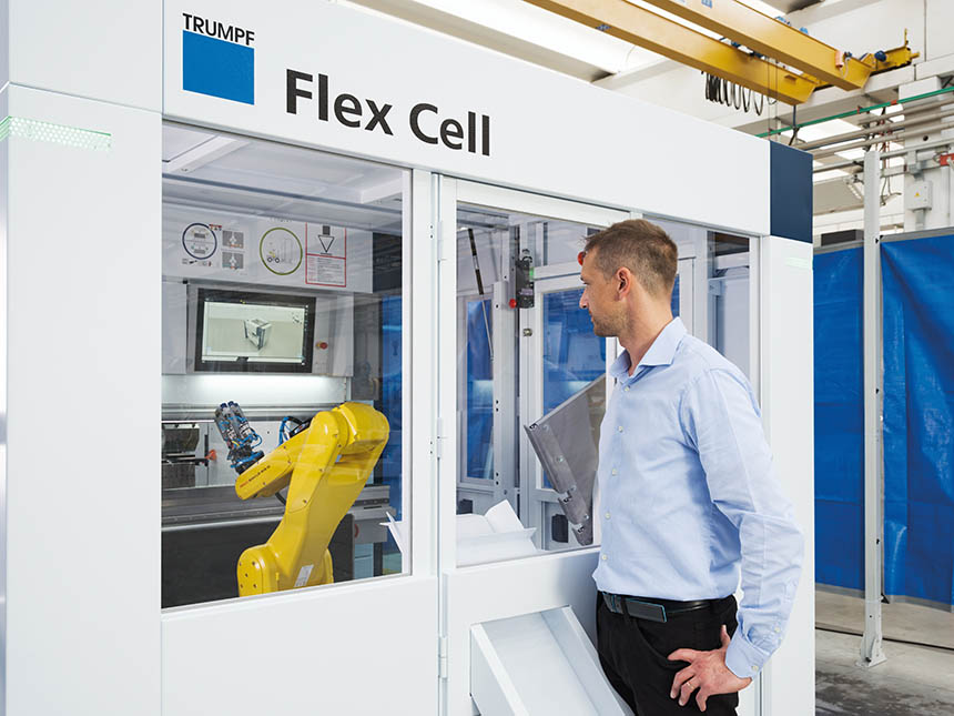 La cellule de pliage mobile Flex Cell est pilotée par le logiciel TecZone Bend et se connecte à la plieuse TruBend 7050. Le temps de programmation de la plieuse et du robot n’est que de quelques secondes. Source : Trumpf