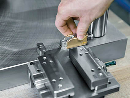 Meusburger propose la butée de bande E 5625 équipée d'un système de déverrouillage à ressort qui assure une utilisation simple et pratique. Source : Meusburger