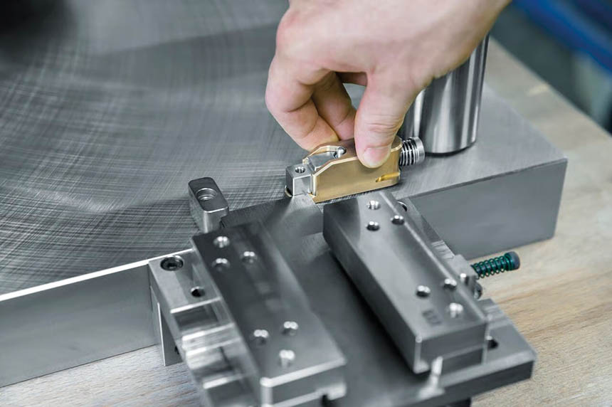 Meusburger propose la butée de bande E 5625 équipée d'un système de déverrouillage à ressort qui assure une utilisation simple et pratique. Source : Meusburger