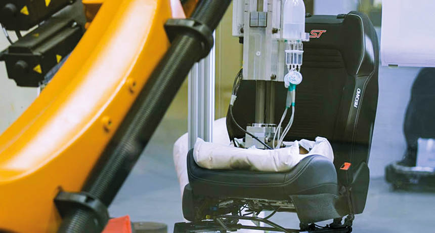 Le système de test intelligent OccuBo de Kuka met en œuvre un robot à six axes qui contrôle avec précision le niveau de sûreté et de stabilité des sièges d’avion et de conduite. Source : Kuka