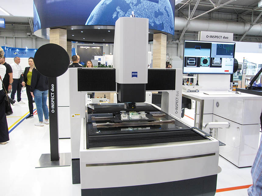 Équipée de capteurs tactiles et optiques de haute précision, la machine de métrologie tridimensionnelle O-Inspect duo conçue par Zeiss assure la mesure et l’inspection haute résolution. Source : Mirel Scherer