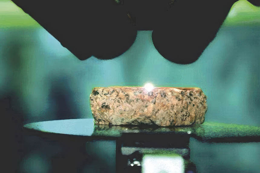 Le microscope intelligent Ablascan révèle, en seulement quelques millisecondes, la composition atomique des matériaux, de manière fiable et automatisée. Source : Ablatom