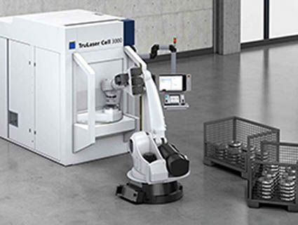 La machine TruLaser Cell 3000 soude, découpe au laser 2D/3D et recharge par dépôt laser (LMD, HS-LMD). Elle peut créer ou réparer des structures 3D, explorer de nouveaux matériaux et augmenter la durabilité des composants industriels. Source : Trumpf