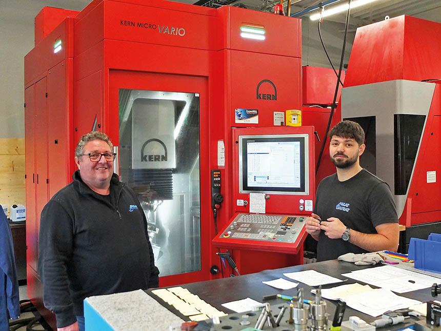 "Grâce à hyperMILL nous pouvons lancer en toute confiance les usinages la nuit sur le centre d’usinage 5 axes robotisé Kern sans la présence de l'opérateur", explique Thibaud Lambert (à droite sur la photo). Source : OPEN MIND/Polis Precis