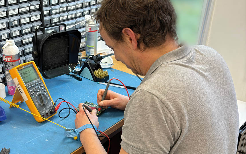 MB Électronique assure le design et le développement sur demande ainsi que la réalisation de prestations d’essais dans ses locaux et la fourniture de services associés aux systèmes et aux équipements. Source : MB Électronique