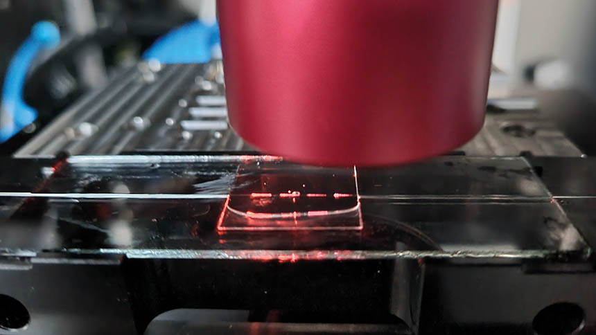 Dans le cadre du projet LUMEN, le département "Sources lasers et composants" d’ALPhANOV aura la charge de l'inscription et de la caractérisation des réseaux de Bragg (FBGs) dans les fibres fluorées à l'aide d'un laser femtoseconde. Source : ALPhANOV