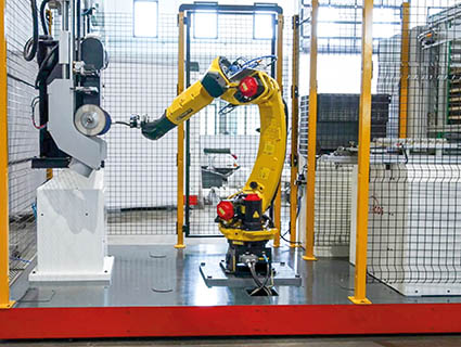 Capable de travailler 24h/24h, l'installation robotisée assure l’ébavurage et le polissage intérieur et extérieur des cotyles qui se présentent sous forme de demi-sphériques creuses. Source : Evolutis