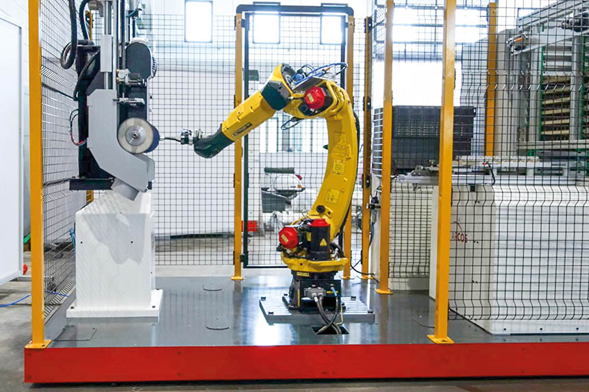 Capable de travailler 24h/24h, l'installation robotisée assure l’ébavurage et le polissage intérieur et extérieur des cotyles qui se présentent sous forme de demi-sphériques creuses. Source : Evolutis
