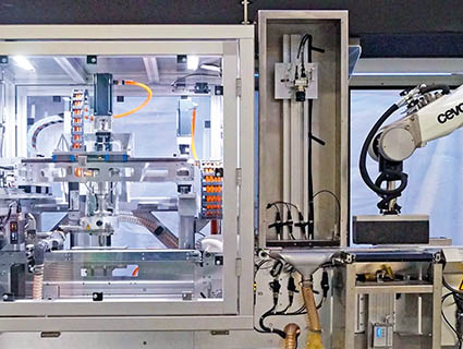 Le système SAMBA Pro conçu par Cevotec met en œuvre deux robots Stäubli : le robot ultrarapide FAST picker TP80 et le TX200. Source : Cevotec