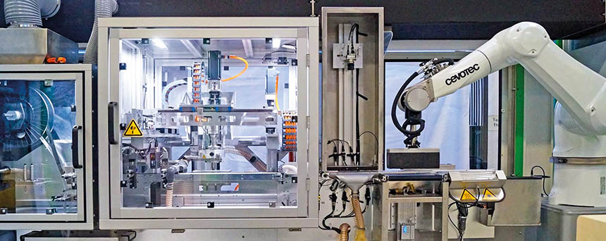 Le système SAMBA Pro conçu par Cevotec met en œuvre deux robots Stäubli : le robot ultrarapide FAST picker TP80 et le TX200. Source : Cevotec