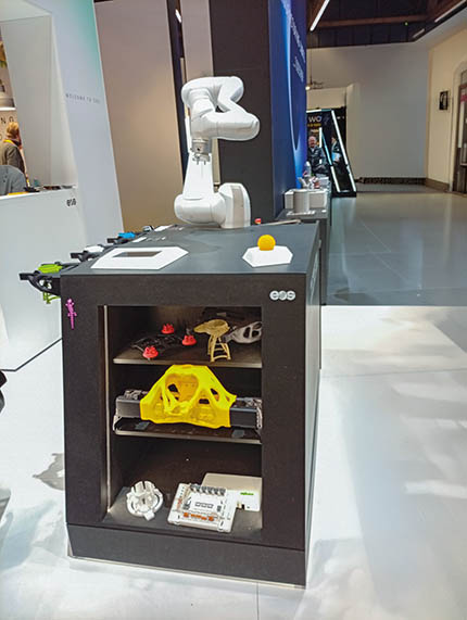 EOS utilise des robots pour réduire le gaspillage de matériaux, raccourcir les délais de production et minimiser les temps d'arrêt. Source : Mirel Scherer