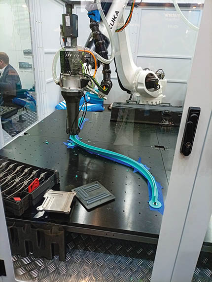 Les principaux constructeurs de robots offrent des solutions compatibles avec les différents procédés de fabrication additive. Ici, un exemple d'installation réalisée autour d'un robot Kuka. Source : Mirel Scherer