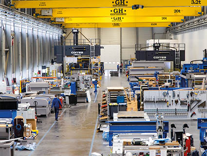 Entièrement intégré, Mécanuméric maîtrise l'ensemble des technologies nécessaires à la conception, à la fabrication, à l'installation, ainsi qu'à la maintenance de solutions complètes et individualisées d'usinage à commande numérique. Source : Mécanuméric