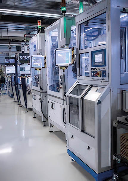 Répondant aux exigences des fabrications flexibles, Semo conçoit et réalise des solutions hautement productives. Ici, des lignes automatisées qui allient qualité et production en grande série. Source : Semo