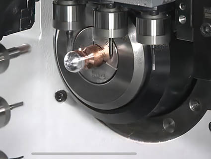 La technologie FJT (soudage par friction) est adaptée à l’usinage intégré bi-matière sur les tours à poupée fixe et à poupée mobile. Elle répond à la demande croissante de pièces bi-matière, notamment dans le secteur de la connectique, en permettant d’automatiser ce type d’usinage. Source : Citizen Machinery France