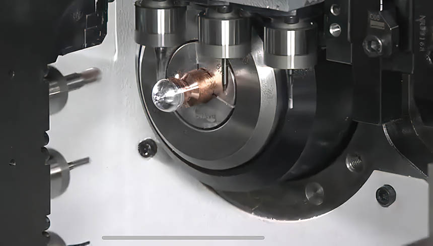 La technologie FJT (soudage par friction) est adaptée à l’usinage intégré bi-matière sur les tours à poupée fixe et à poupée mobile. Elle répond à la demande croissante de pièces bi-matière, notamment dans le secteur de la connectique, en permettant d’automatiser ce type d’usinage. Source : Citizen Machinery France