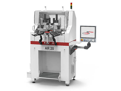 AdTIME propose des machines transfert (2, 4, 6, 12 ou 24 positions), des solutions robotiques et de vision et assure des développements à la carte et des rétrofits. Ici, sa nouvelle Rouleuse AR20. Source : AdTIME