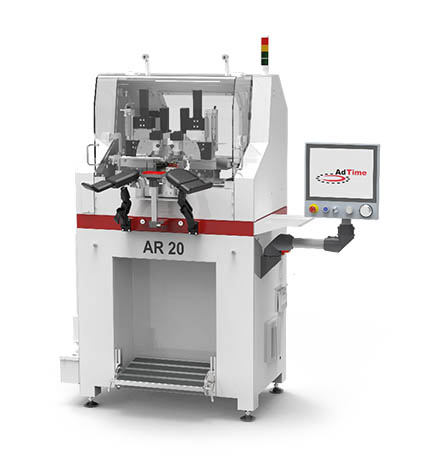 AdTIME propose des machines transfert (2, 4, 6, 12 ou 24 positions), des solutions robotiques et de vision et assure des développements à la carte et des rétrofits. Ici, sa nouvelle Rouleuse AR20. Source : AdTIME
