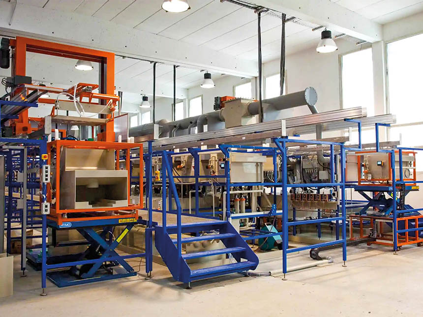 HACER Group assure des prestations globales : traitements thermiques, préparation mécanique, traitements de surface standards ou de contact. Ici, une ligne entièrement automatisée et gérée par calculateur. Source : Hacer Group