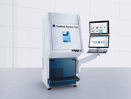 La station de marquage laser TruMark Station 5000 a été conçue pour les applications les plus exigeantes de micromécanique, d’horlogerie, du médical et de l’électronique. Compatible avec l’ensemble des lasers de marquage du groupe allemand et polyvalente, elle répond à de nombreuses applications industrielles. Source : Trumpf