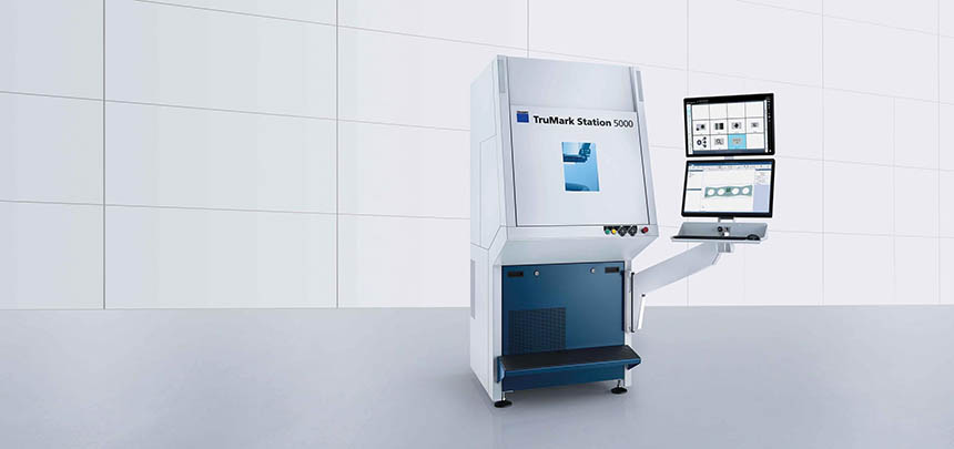 La station de marquage laser TruMark Station 5000 a été conçue pour les applications les plus exigeantes de micromécanique, d’horlogerie, du médical et de l’électronique. Compatible avec l’ensemble des lasers de marquage du groupe allemand et polyvalente, elle répond à de nombreuses applications industrielles. Source : Trumpf