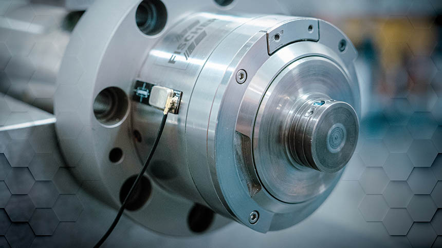La solution de surveillance des machines et process d’usinage Ulysse combine le capteur Dragonfly développé par la société Wormsensing, et l’expertise du groupe Pracartis dans l’exploitation des données. Source : Precise France