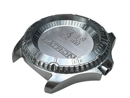 L’usinage de ce boîtier de montre illustre la précision et la polyvalence du centre UGV M8Cube équipé du 5e axe. Source : Datron