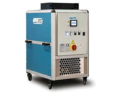 Cet équipement utilise un solvant ininflammable de la famille des fluorés et permet le dégraissage rapide à basse température (45°C). Avec un résultat constant, grâce à la distillation en continu, et sans risque de corrosion sur les matériaux sensibles. Source : MEG Ultrasons