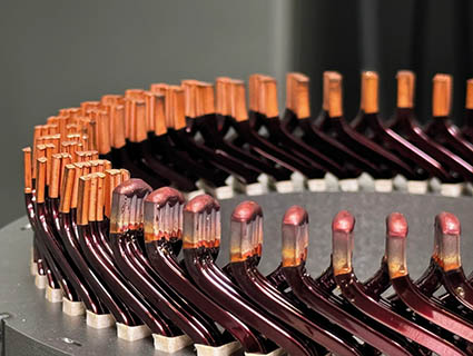 La réalisation d’un stator hairpin, technologie aujourd’hui incontournable dans la conception des moteurs électriques haute performance, illustre les capacités de l’entreprise à maîtriser les projets complexes. Source : Technax