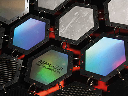 Texturation de surface sur acier inoxydable réalisée par usinage laser ultra-court combinant haute vitesse, précision et gain de productivité. Source : Irepa Laser