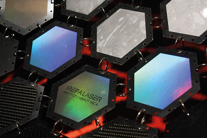 Texturation de surface sur acier inoxydable réalisée par usinage laser ultra-court combinant haute vitesse, précision et gain de productivité. Source : Irepa Laser