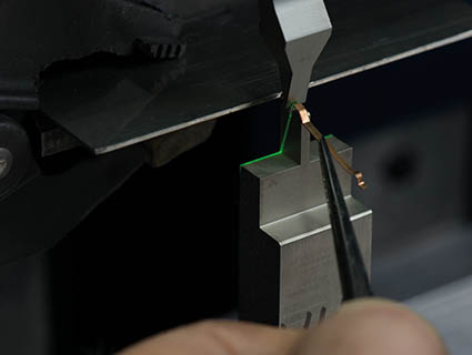 Pliage de précision d’une pièce en métal fin. Les réglages précis garantissent, ici, la qualité et la conformité de pièces complexes. Source : Microtolerie Dallard