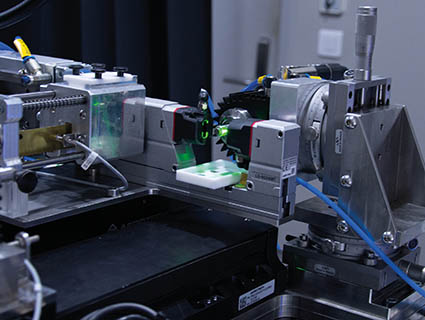 Ce module de micro-décolletage laser est destiné à la fabrication de microcomposants cylindriques et de pièces miniatures à forte valeur ajoutée. Source : ALPhANOV
