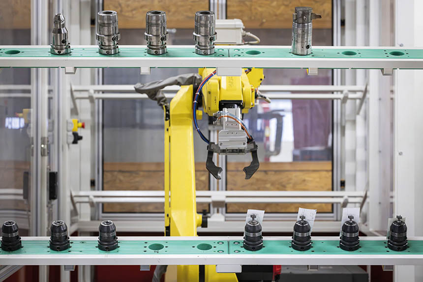 Diamac accompagne de A à Z ses clients dans leurs projets grâce à des activités soutenues de recherche et développement et à l’exploitation de solutions de fabrication les plus avancées. Ses outils de haute technicité couvrent toutes les activités nécessitant une grande précision. Source : Diamac
